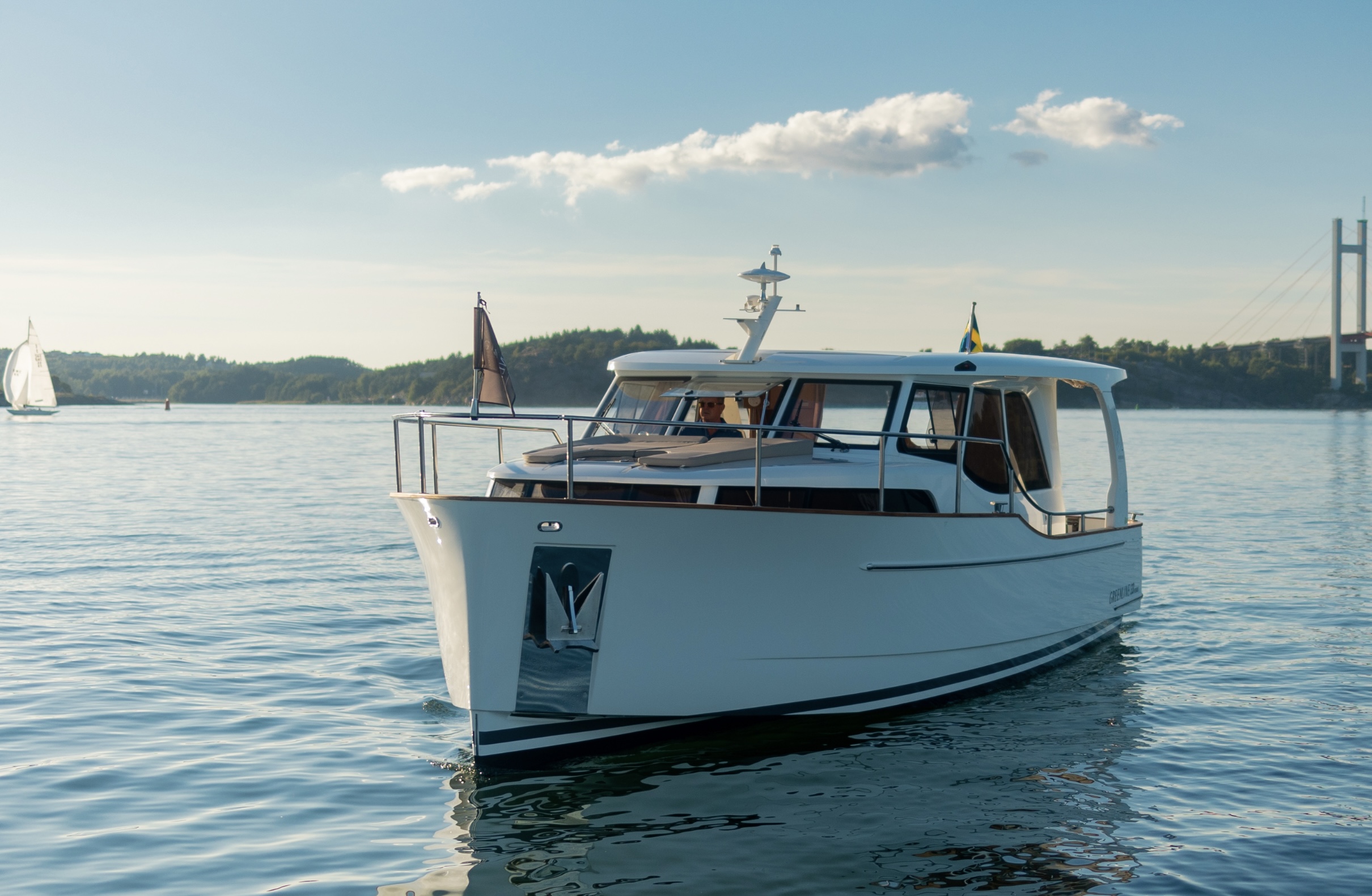 En yacht ute på havet