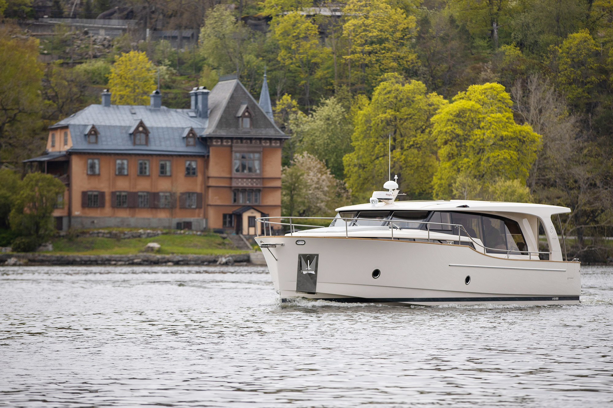 En yacht ute på havet