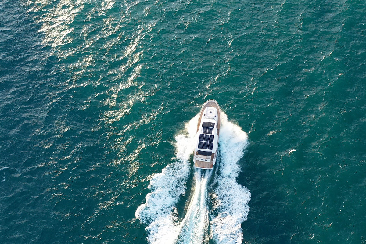 En vit yacht ute på öppet hav