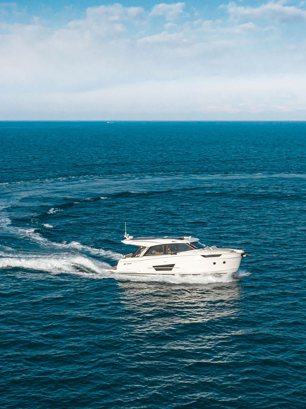 En vit yacht ute på havet